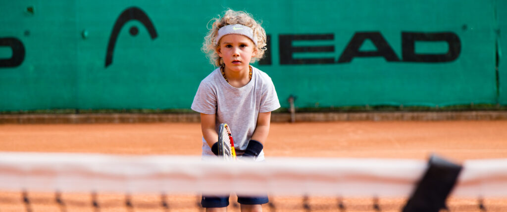 Tenniskind wartet auf den Ball