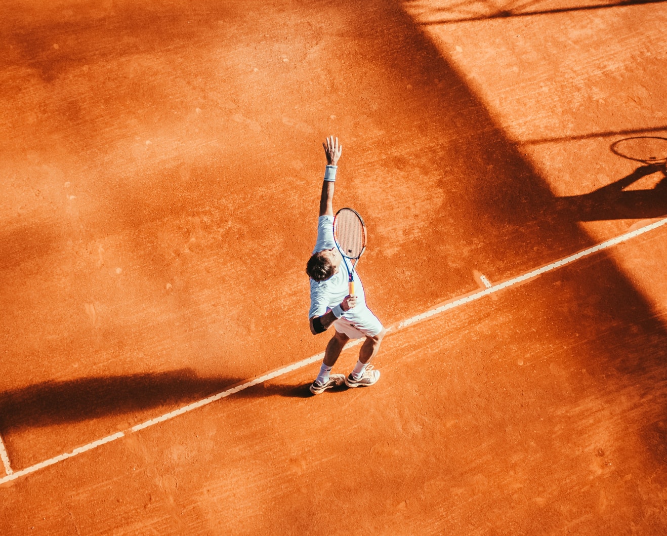 Tennis Aufschlag auf Sandplatz - Vogelperspektive