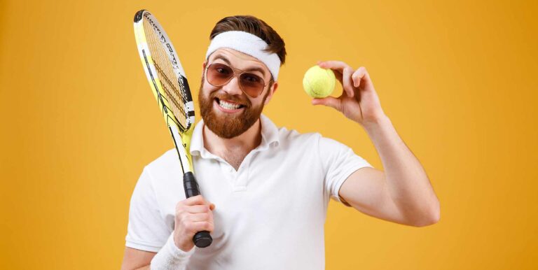 Tennisspieler mit Schläger und Ball - Photoshooting