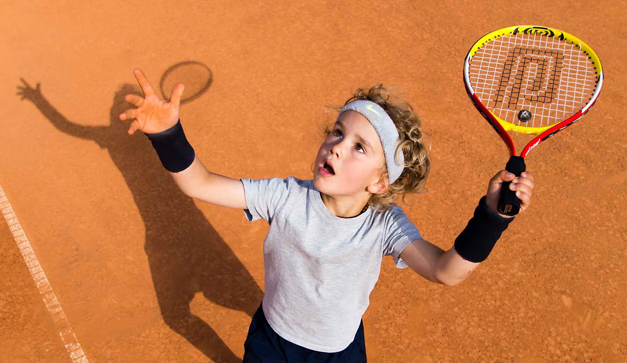 Tennis Kind beim Aufschlag