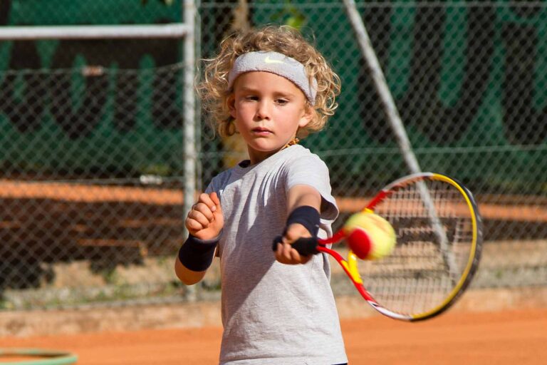 Mini Tennis Kind bei Vorhand